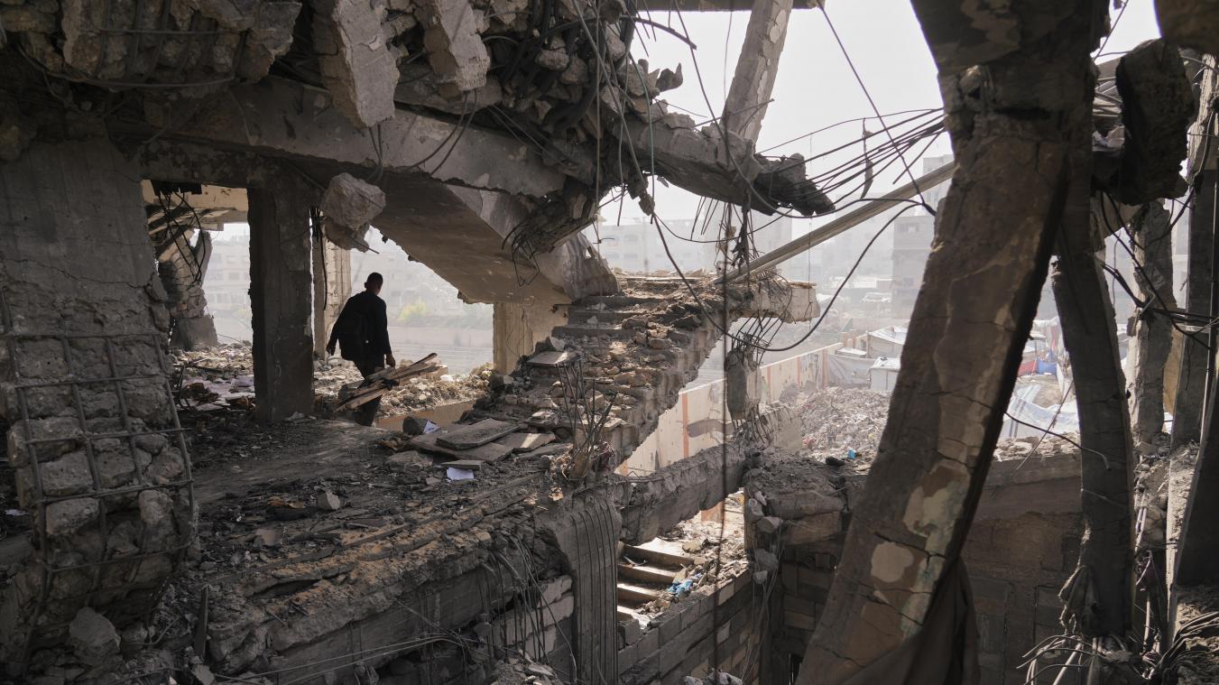 <p>Palästinenser inspizieren einen Tag nach einem israelischen Angriff auf ein Gebäude in Gaza die Ruinen.</p>