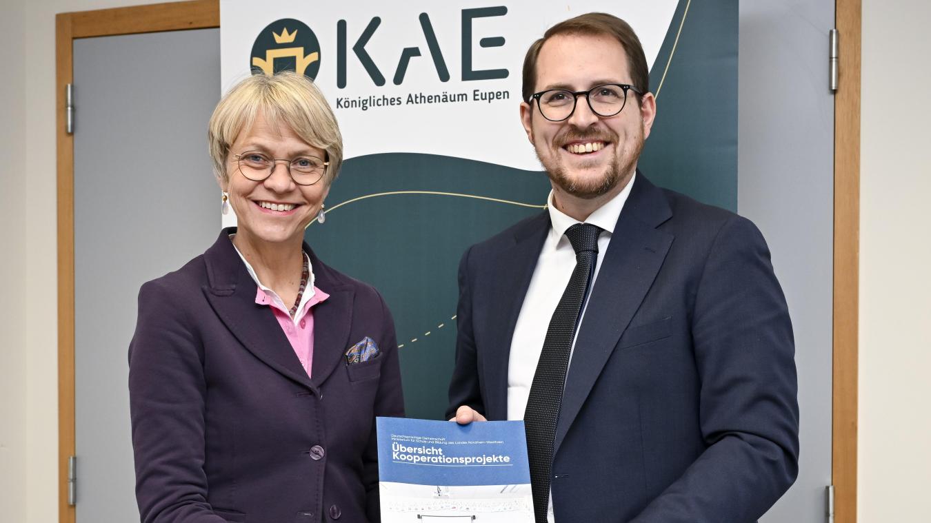 <p>In der Mediothek des KAE tauschten NRW-Bildungsministerin Dorothee Feller und DG-Bildungsminister Jérôme Franssen die aktualisierten Kooperationsfelder aus.</p>