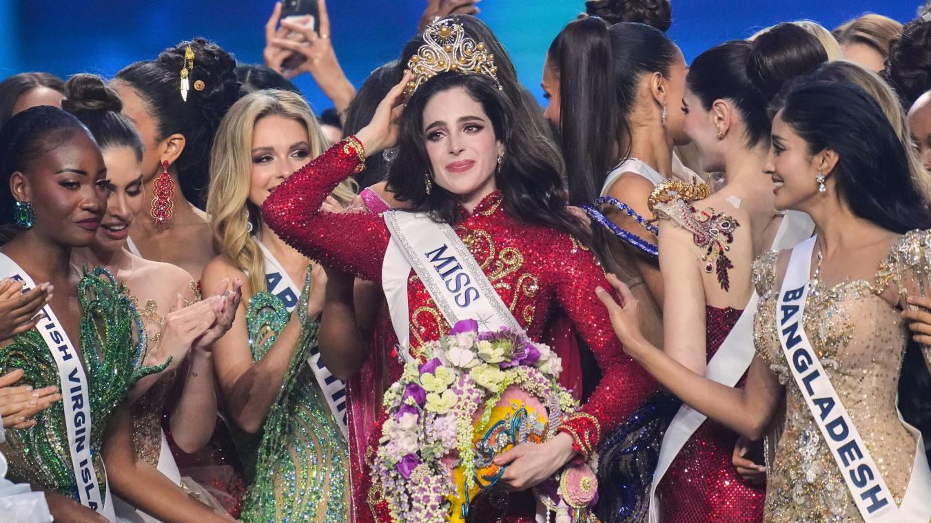 <p>Miss Mexiko Fatima Bosch (Mitte) wird nach ihrem Sieg bei der Miss Universe-Wahl 2025 von den anderen Teilnehmerinnen gefeiert.</p>