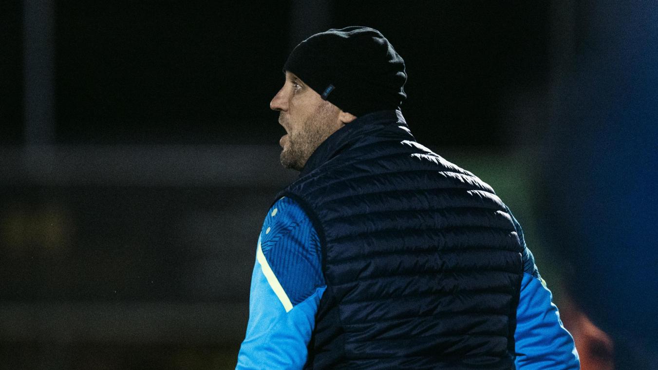 <p>Kelmis-Trainer Jordan Remacle führte ein klärendes Gespräch mit seiner Mannschat nach dem Spiel gegen Aywaille.</p>