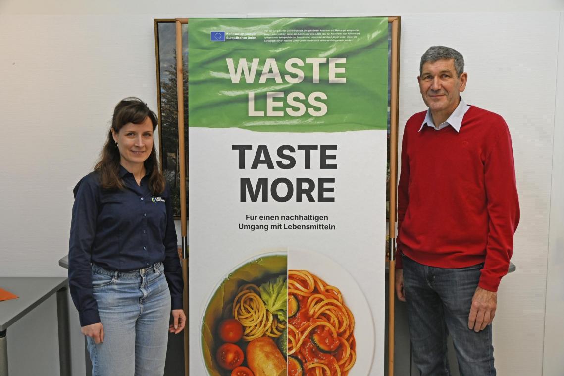 <p>Als Gastgeber hoffen Umweltberaterin Catherine Bettendorff (Idelux Umwelt) und Bütgenbachs Umweltschöffe Hermann-Josef Pauels, dass die Ausstellung „Waste Less - Taste More“ auf großes Interesse in der Bevölkerung stößt.</p>