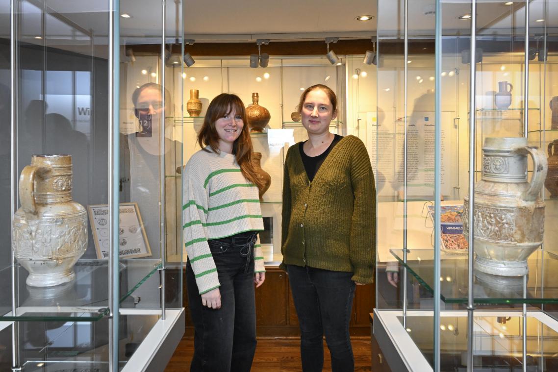 <p>Museumsleiterin Barbara Bong (r.) und Museumspädagogin Lynn Schoonbroodt haben sich zum Ziel gesetzt, wieder mehr Wechsel in das Töpfereimuseum zu bringen.</p>