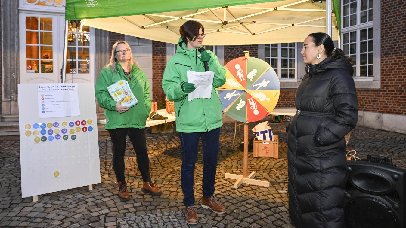 <p>Mit einem „Unglücksrad“ macht die CSC in Eupen auf die möglichen Folgen des geplanten Kindergeld-Indexsprungs aufmerksam.</p>