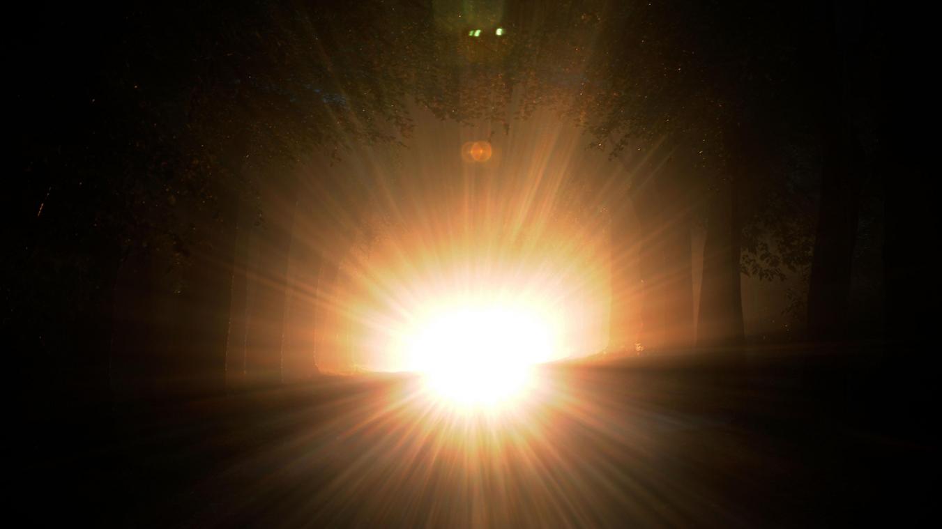 <p>Plötzliche Blendung, etwa durch Fernlicht, überfordert die Anpassungsfähigkeit der Augen und schränkt das Sehen vorübergehend stark ein.</p>