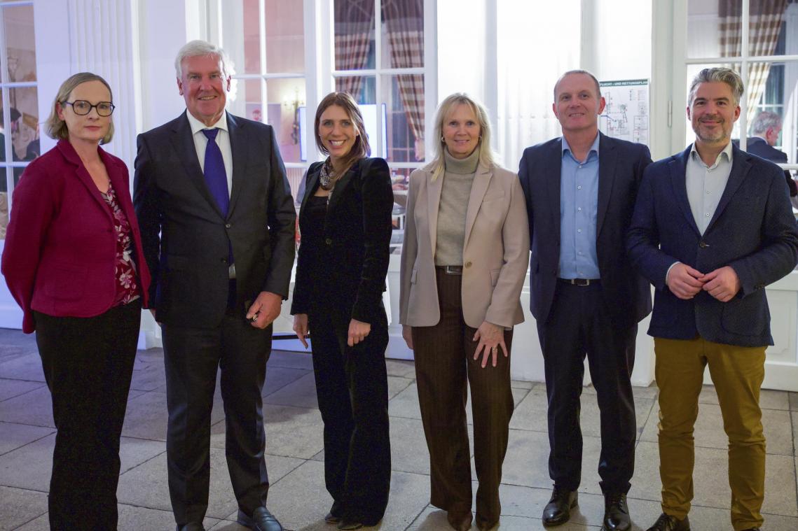 <p>Dieses Bild mit Christine Mauel (Dritte von links) und Adrian Küchenberg (rechts) entstand beim Abend in Aachen.</p>
