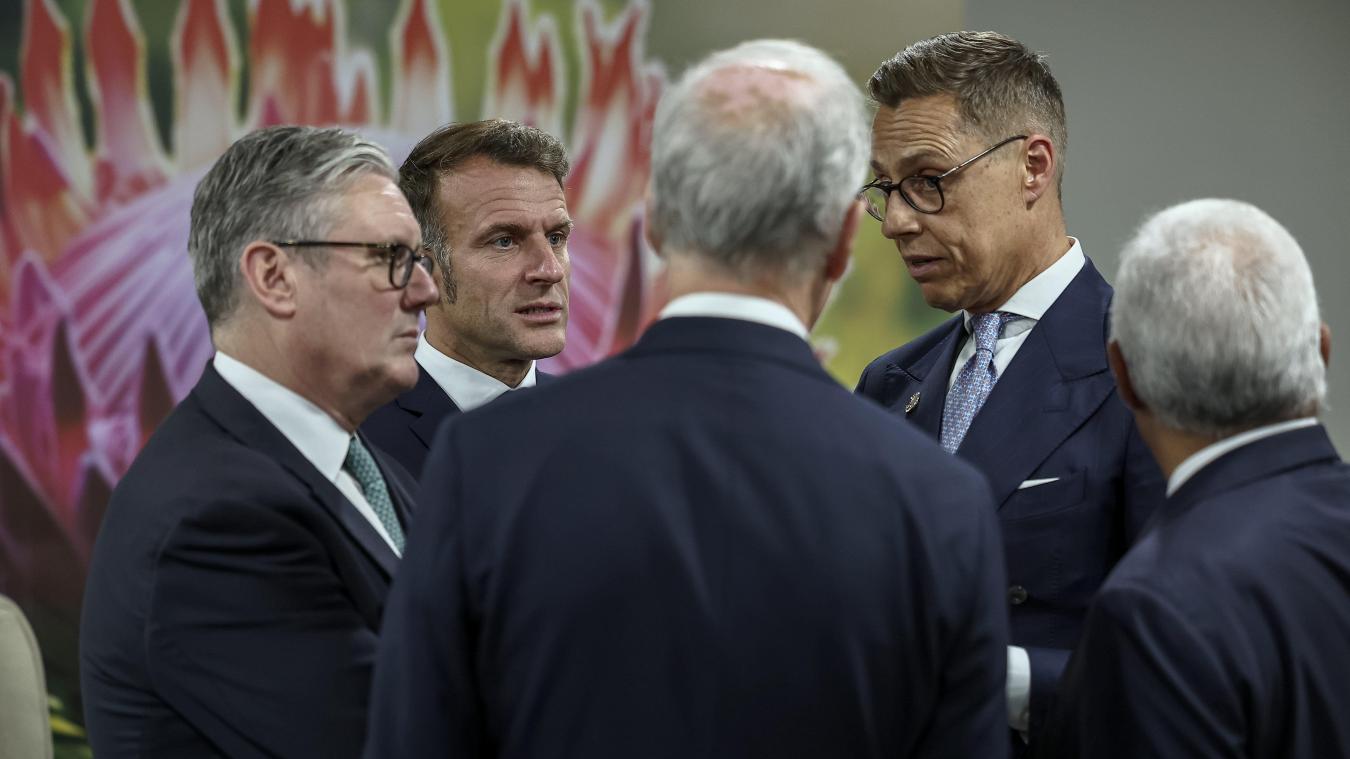 <p>Der britische Premier Keir Starmer im Gespräch mit Frankreichs Präsident Emmanuel Macron und Finnlands Präsident Alexander Stubb am Rande während des G20-Gipfels in Johannesburg (Südafrika)</p>