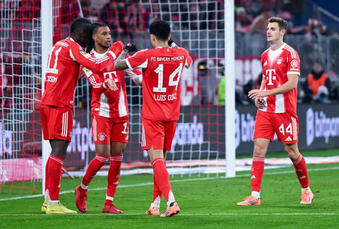 <p>Nicolas Jackson, Michael Olise, Luis Diaz und Josip Stanisic (alle Bayern München) jubeln über das Tor zum zwischenzeitlichen 5:2.</p>