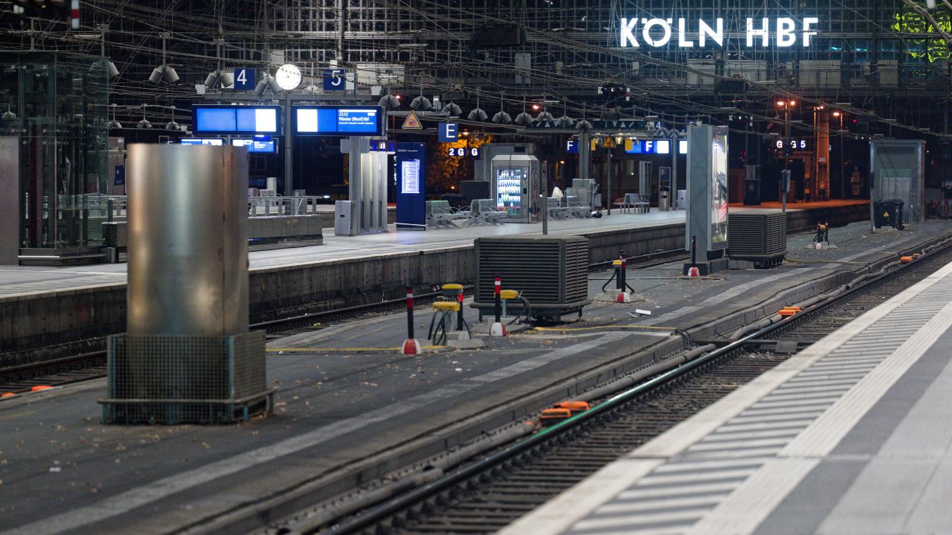 <p>Nur wenige Menschen befinden sich im Kölner Hauptbahnhof. Nach zehn Tagen Sperrung am Kölner Hauptbahnhof sollen alle Züge ab Montagmorgen wieder nach regulärem Plan fahren.</p>