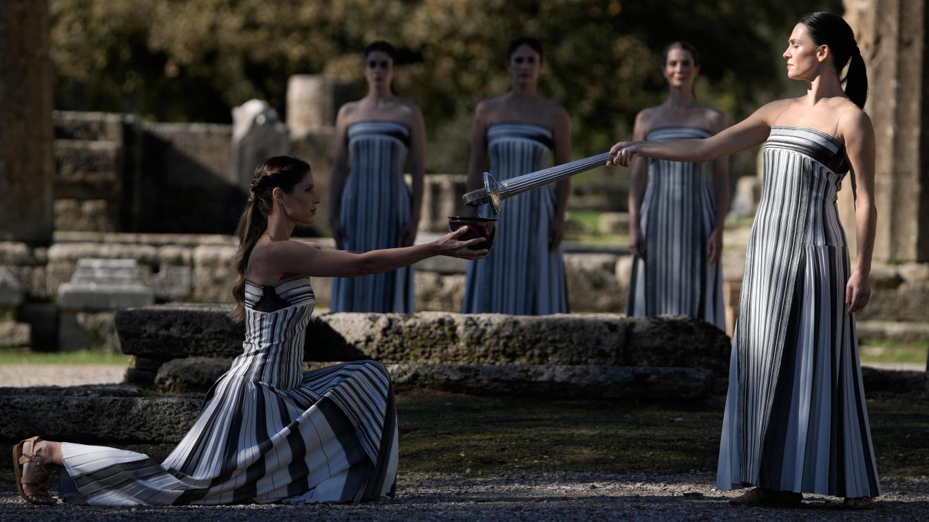 <p>Schauspielerin Mary Mina (rechts) spielt die Rolle der Hohepriesterin während einer Probe vor der Entzündung der Flamme für die Olympischen Winterspiele 2026 in Mailand-Cortina</p>