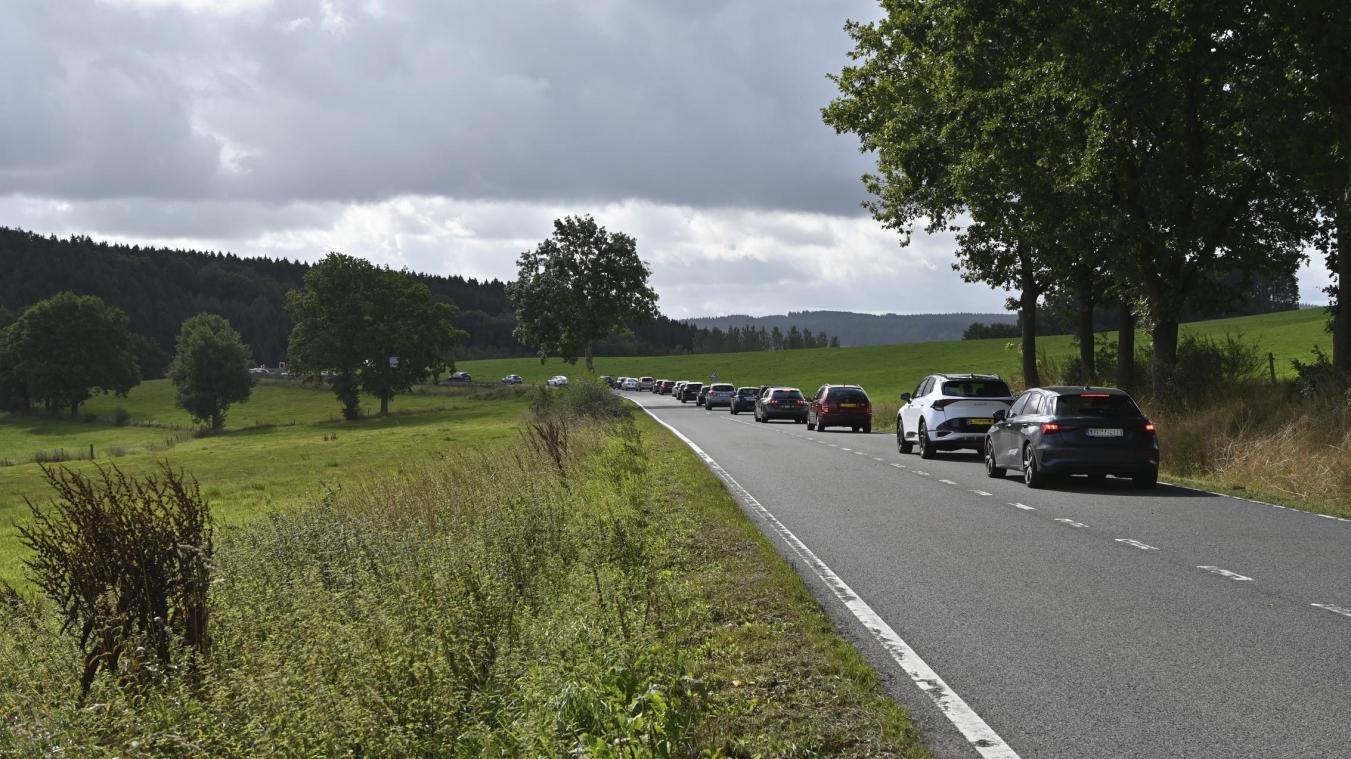 <p>Die N62 (Bild) sorgt weiterhin für Diskussionen: Trotz steigenden Verkehrs und wachsender Sicherheitsprobleme warten die Gemeinde Burg-Reuland und die Anlieger weiterhin auf Fortschritte bei der geforderten Umgehungsstraße. Zwar hatte das PDG 2022 eine entsprechende Resolution verabschiedet, doch es tut sich kaum etwas. Ministerpräsident Oliver Paasch verweist auf die alleinige Zuständigkeit der Wallonie – die DG könne lediglich vermitteln.</p>