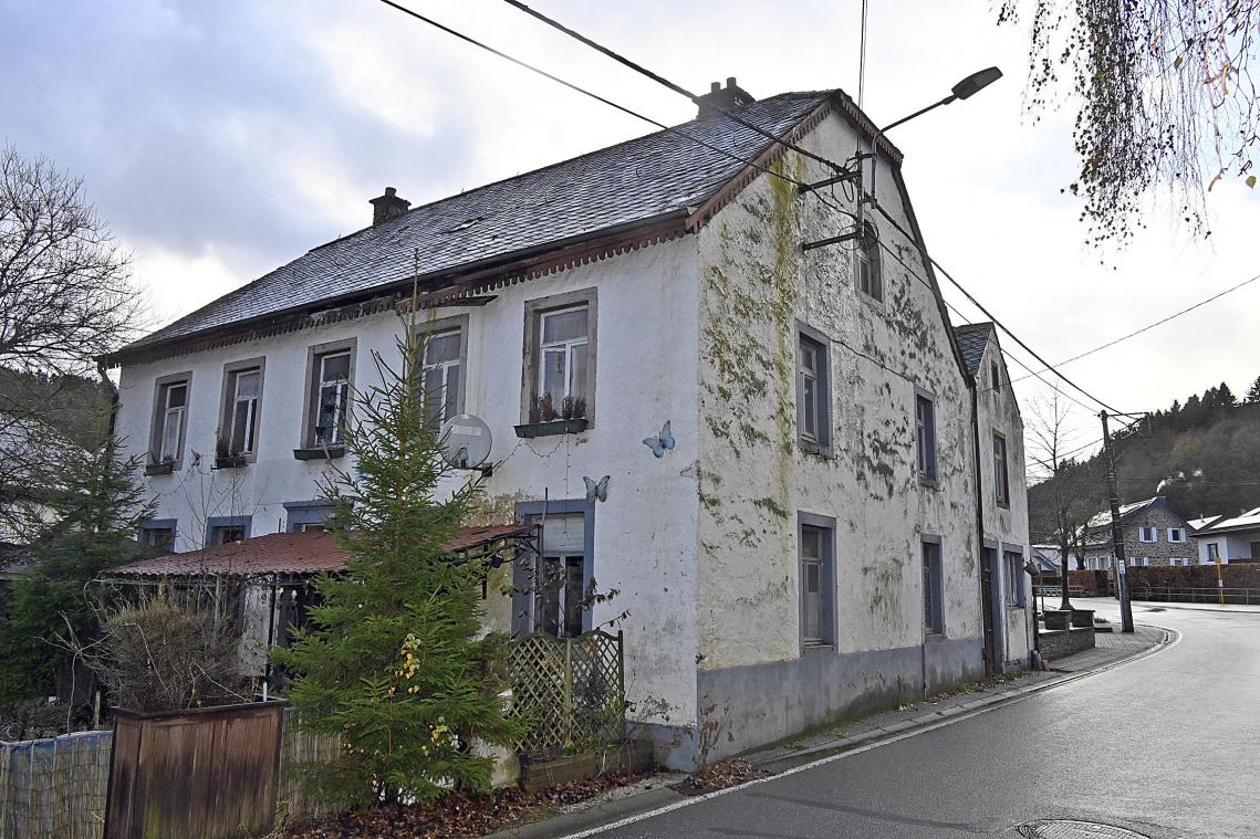 <p>Nach längerem Leerstand ist der frühere Gasthof Maraite im Ortszentrum von Burg-Reuland zusehends verfallen. Nunmehr wird ein neuer Eigentümer für die Immobilie gesucht.</p>