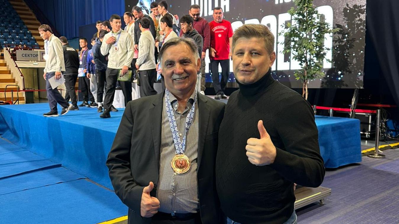 <p>Issa Gamboulatov (l.) mit dem belarussischen Olympiakampfrichter Valentin Sulzhin</p>