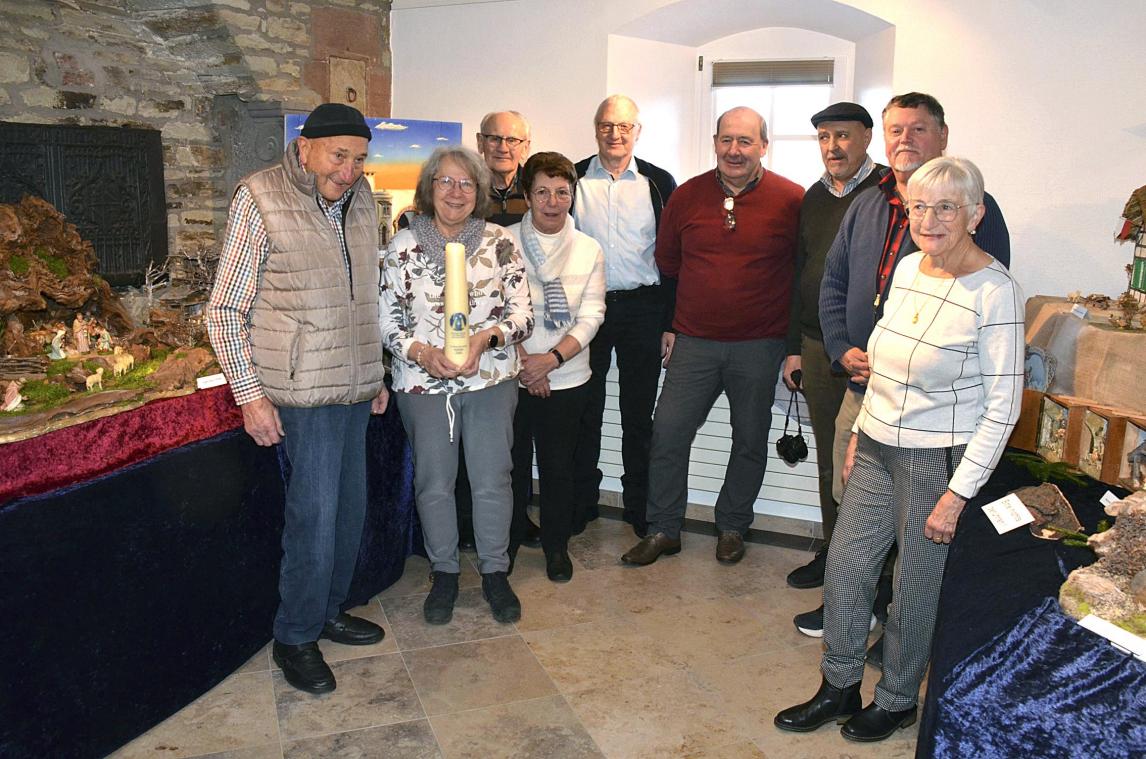 <p>Einige Krippenbauer zusammen mit der Vorsitzenden Ulrike Peters mit der Kerze des internationalen Krippenverbandes.</p>