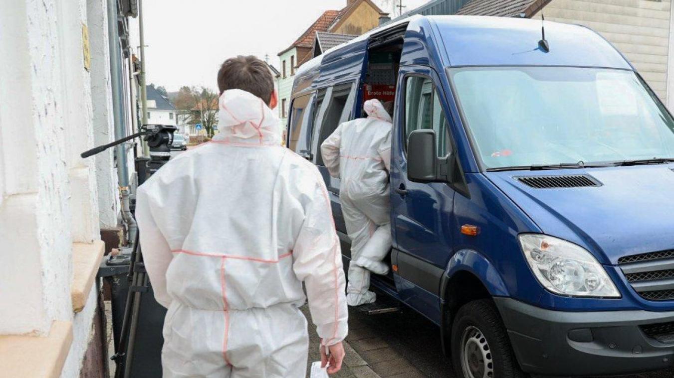 <p>Die Spurensicherung der Polizei ist im Einsatz. Im Saarland ist ein Gerichtsvollzieher getötet worden.</p>