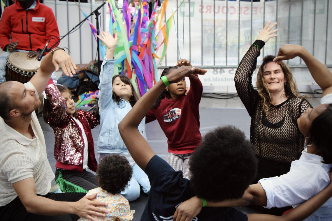 <p>Choreografin Julie Hahn (rechts)leitet das partizipative Kunstprojekt „Blue Hour“, das Tanz, Musik und Poesie miteinander verbindet.</p>
