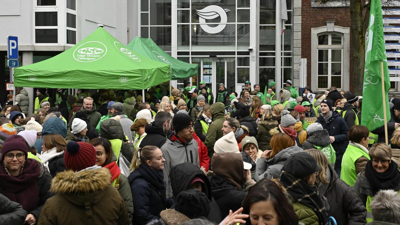 <p>Mehr als 250 Anhänger der Gewerkschaften protestierten am Dienstagvormittag in der Eupener Gospertstraße gegen die Arizona-Maßnahmen – friedlich, aber mit klarer Botschaft.</p>