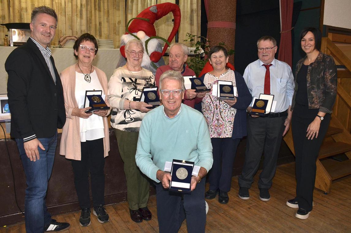 <p>50 Jahre Wanderfalken Weywertz: Gruppenfoto der Geehrten zusammen mit Daniel Franzen und Kathy Elsen</p>