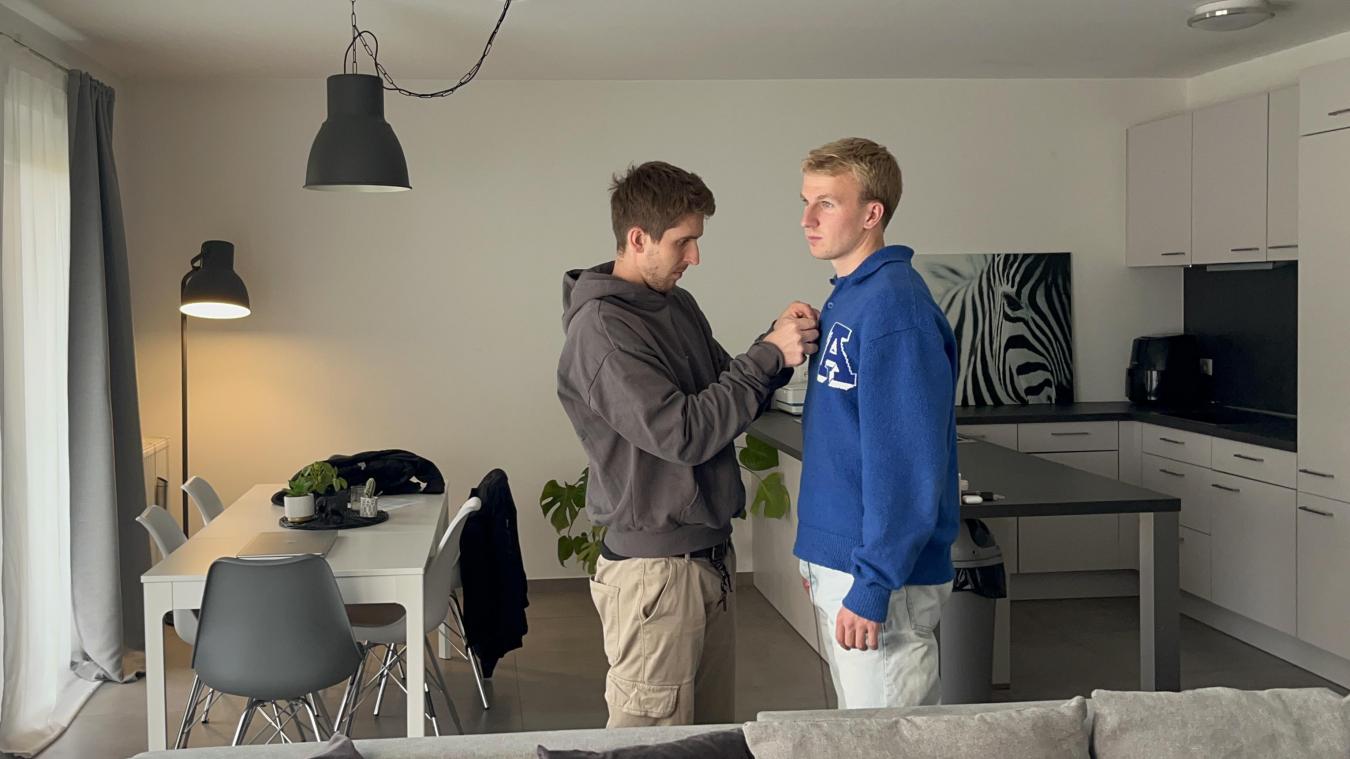 <p>Rune Paeshuyse steht in seinem Wohnzimmer, während ihm ein Mikrofon angeheftet wird. Es ist ein Moment der Nähe, beinahe unspektakulär – und gerade deshalb so besonders. Denn genau solche Augenblicke möchte die neue Videoserie der AS Eupen sichtbar machen: Szenen, die sonst hinter geschlossenen Türen bleiben.</p>