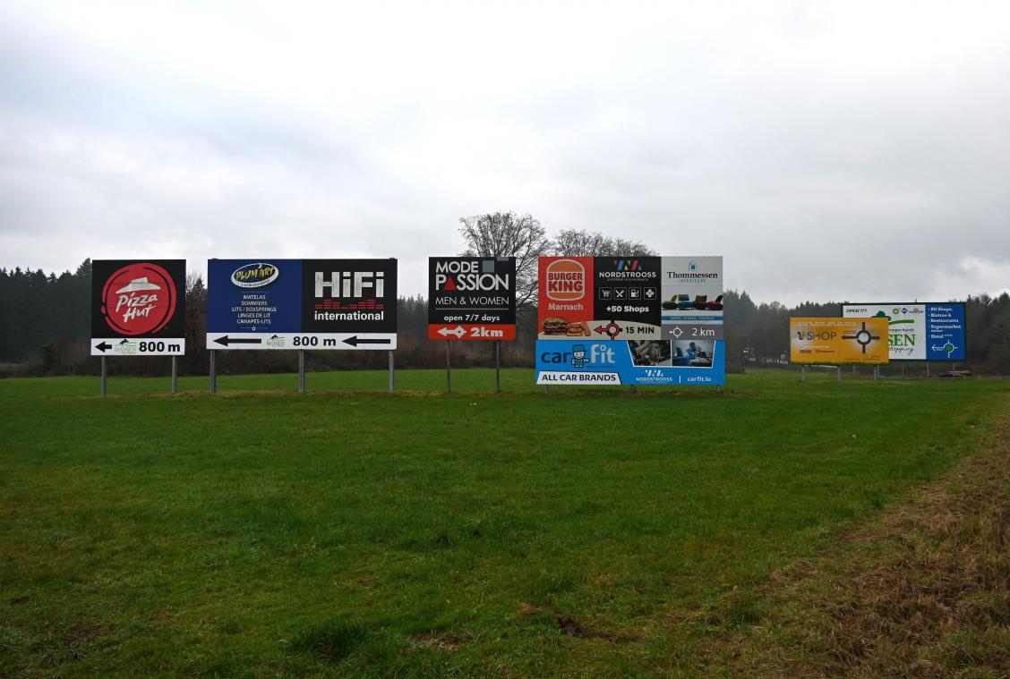 <p>An der Regionalstraße N62 stehen zahlreiche Werbetafeln. Ab 2026 werden diese besteuert.</p>