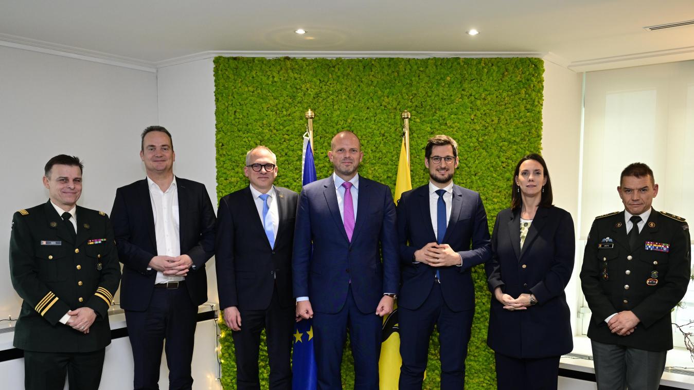 <p>Verteidigungsminister Theo Francken (M.) mit den vier Ministerpräsidenten Oliver Paasch, Matthias Diependaele, Adrien Dolimont und Elisabeth Degryse (v.l.) und den Militäroberen Steven Thys (l.) und Frederic Linotte.</p>