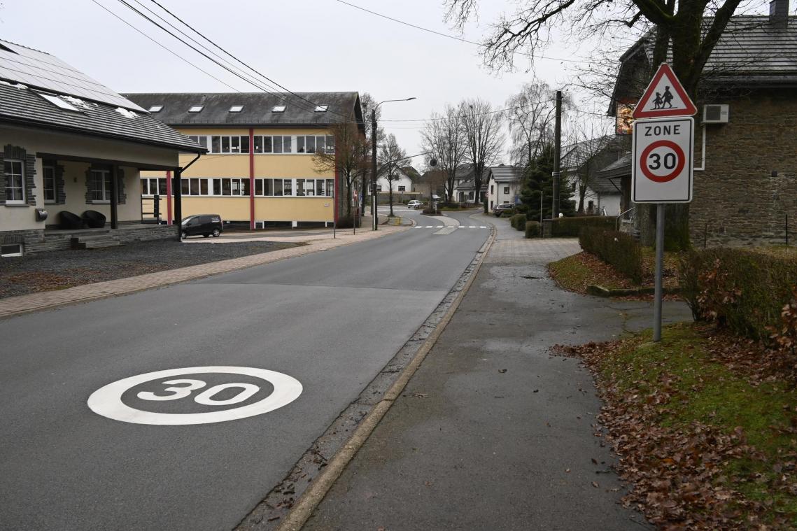 <p>Ein wiederkehrendes Thema bei den Bürgerversammlungen in der Gemeinde Bütgenbach war die Verkehrssicherheit, insbesondere auch die Schulwegsicherung, wie hier in Weywertz.</p>