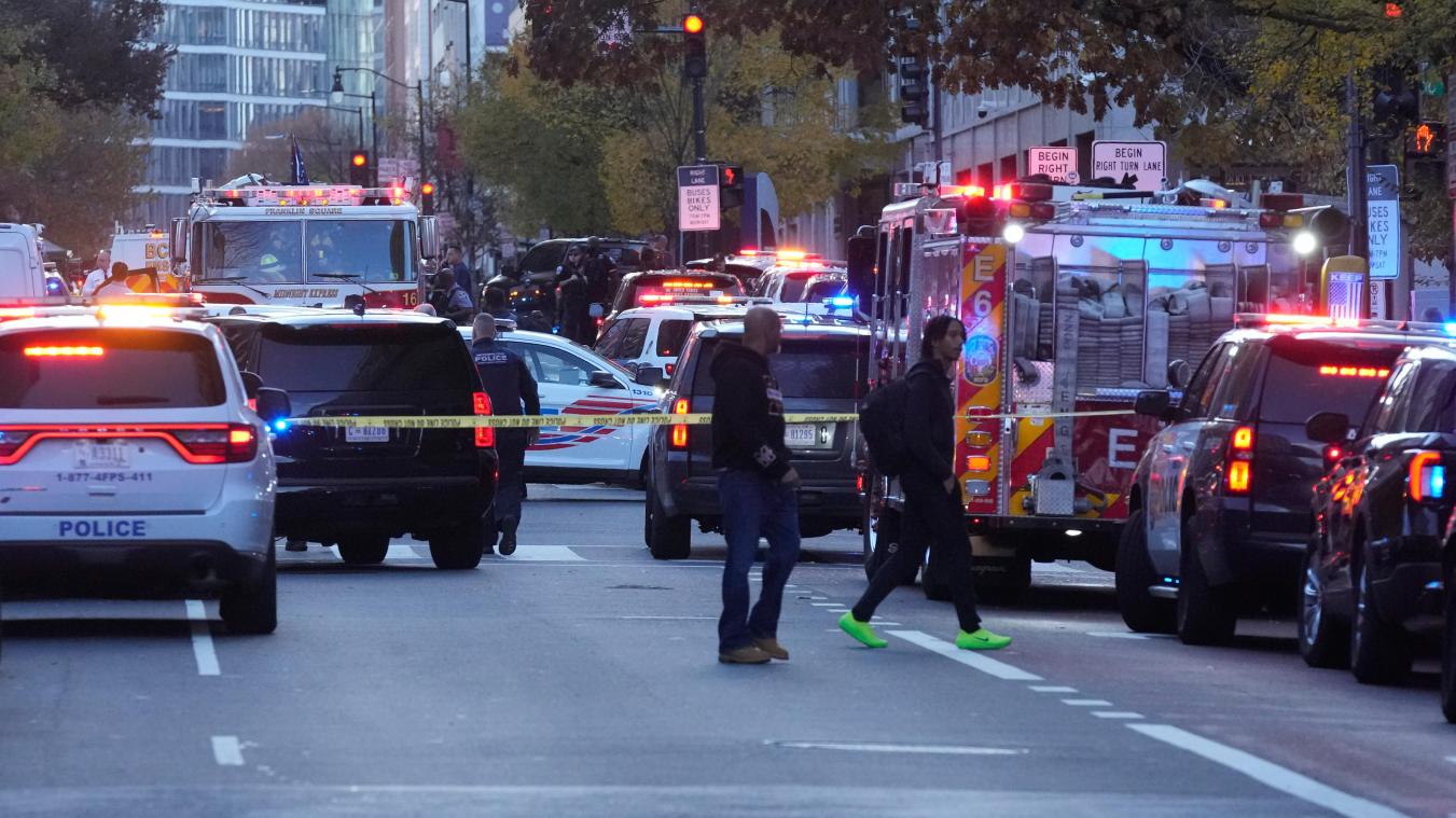 <p>Rettungskräfte und Polizisten sind in Washington ineinem abgesperrten Bereich im Einsatz, nachdem zwei Mitglieder der Nationalgarde von Schüssen getroffen wurden.</p>