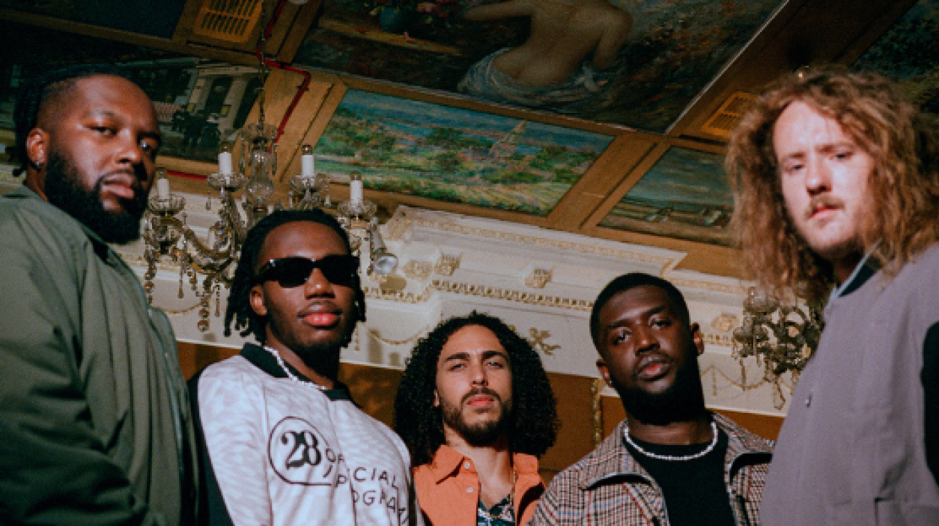 <p>Die Formation Ezra Collective tritt im Osseghem-Park auf.</p>