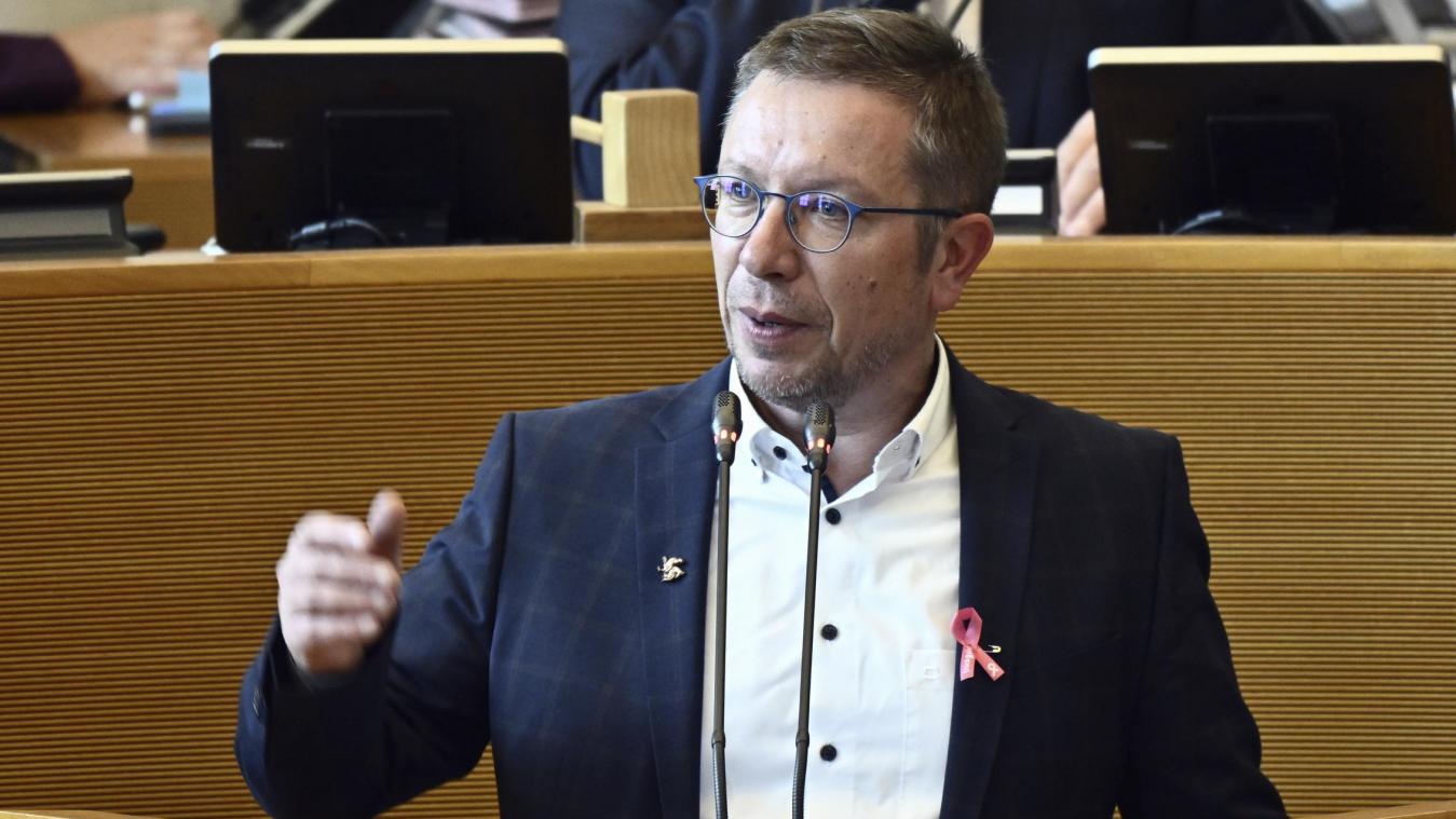 <p>Regionalminister François Desquesnes bestätigte im Parlament, dass Wallonie und DG bei der N62 auf pragmatische, schnell umsetzbare Verbesserungen setzen und ein großes Umgehungsprojekt nicht weiterverfolgt wird.</p>
