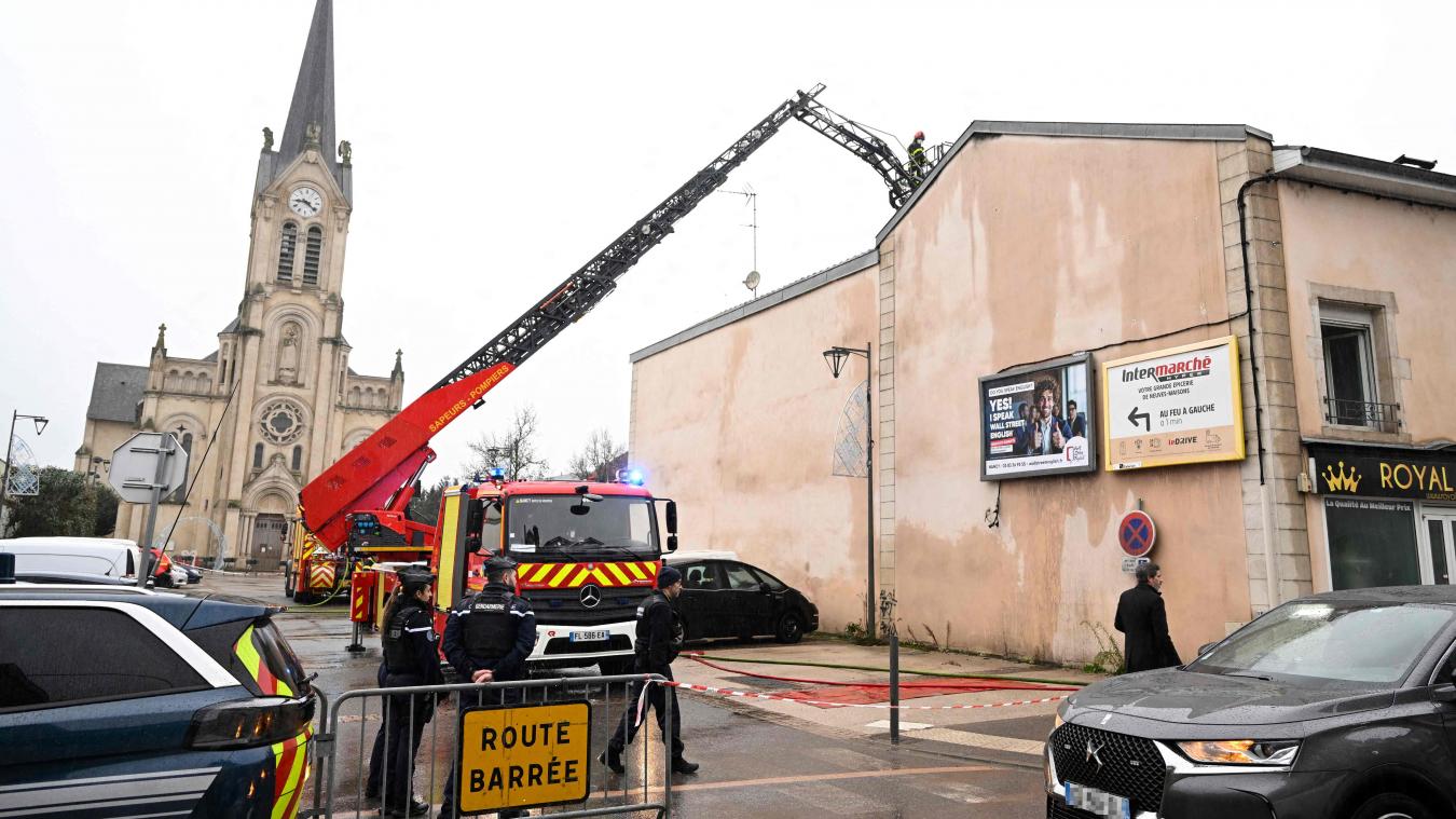 <p>Feuerwehrleute sind in der ostfranzösischen Stadt Neuves-Maisons im Einsatz nachem mindestens fünf Menschen bei einem Brand ums Leben kamen.</p>