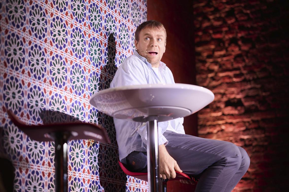 <p>Schauspieler Tobias Steffen bringt den schüchternen Daniel aus Moritz Netanjakobs Roman authentisch auf die Bühne.</p>