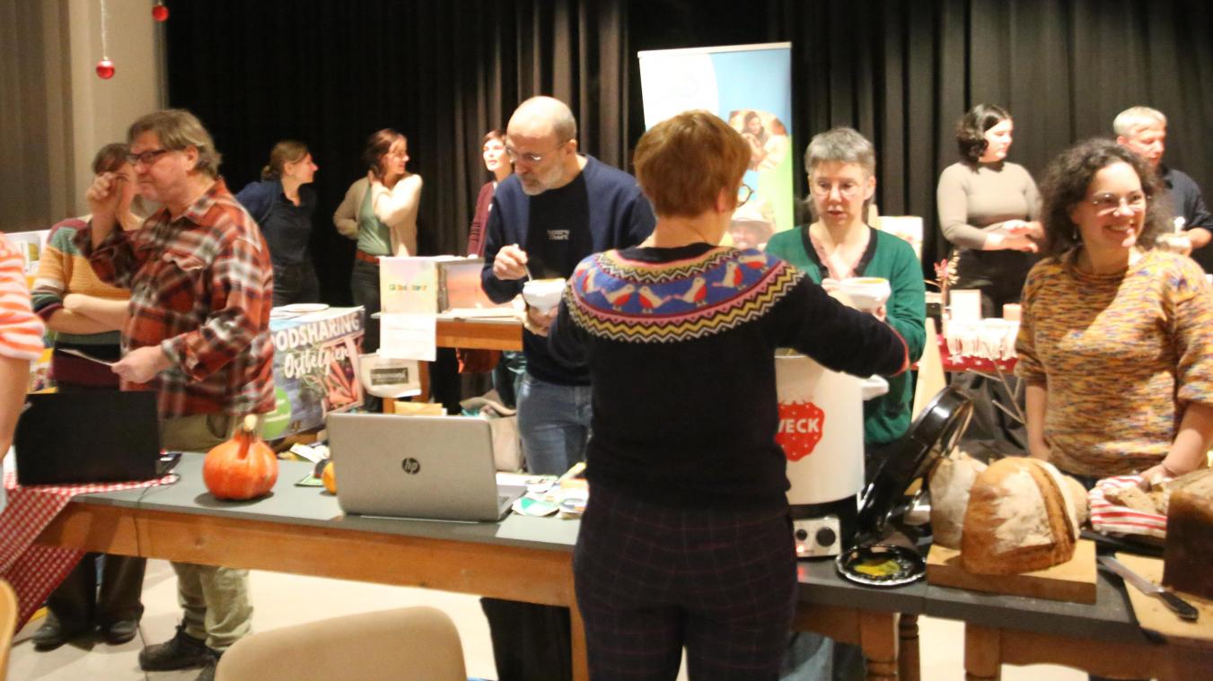 <p>Vier ostbelgische Institutionen geben beim „Markt der Möglichkeiten“ ihre Antwort darauf, wie man produzieren, genießen und konsumieren kann, ohne die natürlichen Lebensgrundlagen zu belasten.</p>