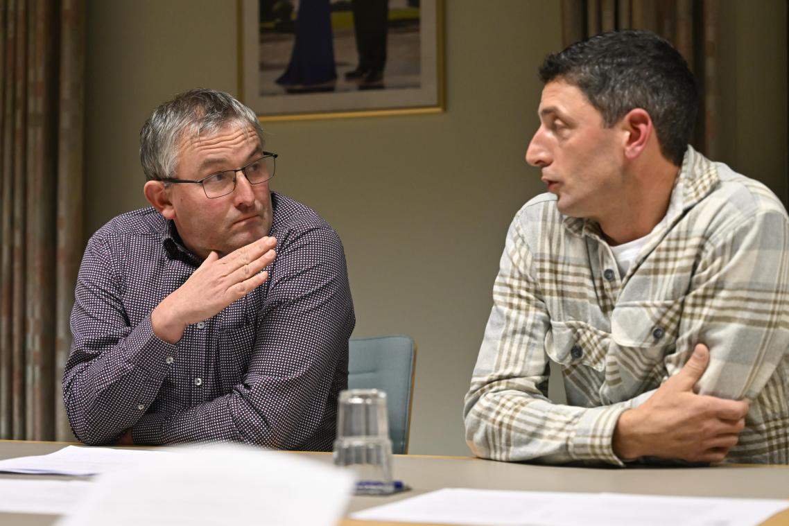 <p>Bürgermeister Erik Wiesemes (links) und Schöffe Patrick Heyen tauschen im Gespräch mit dem GrenzEcho über die aktuellen Themen der Gemeinde Amel aus.</p>