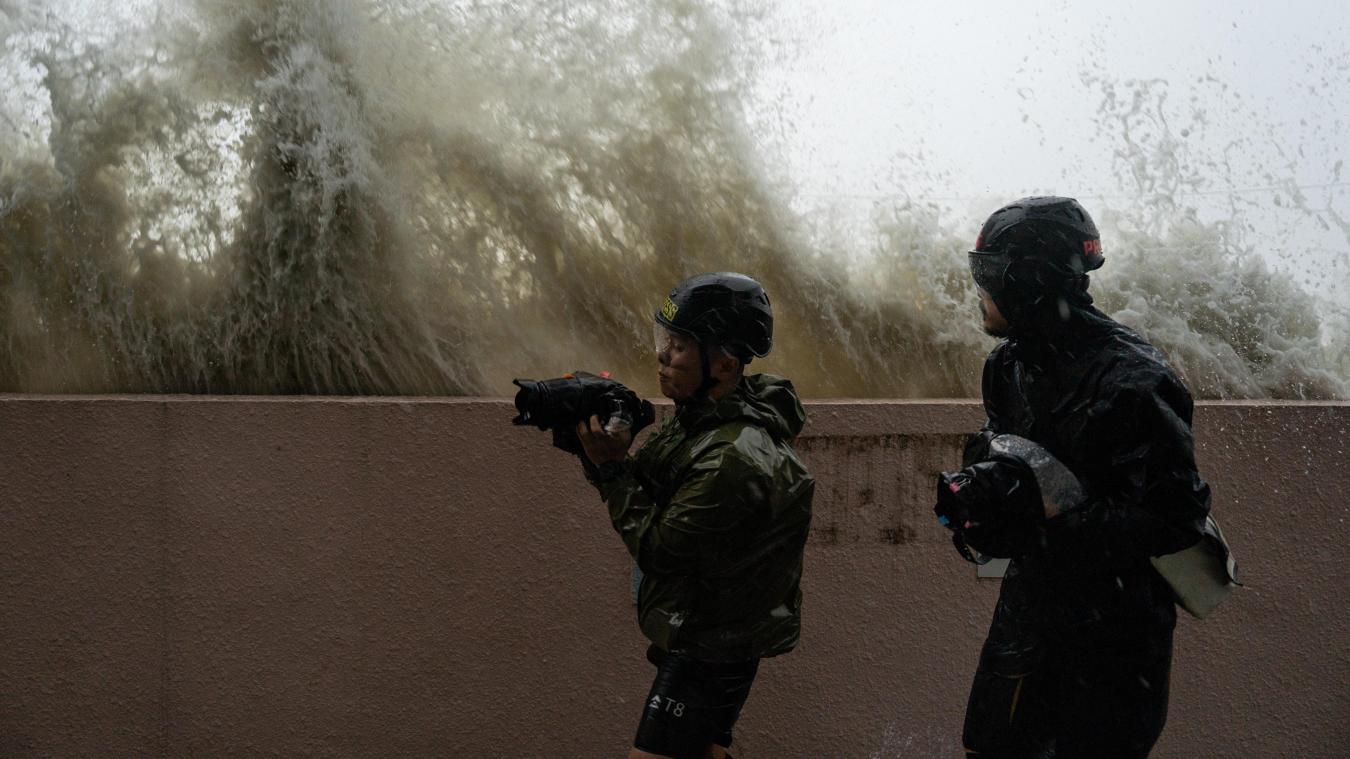 <p>Fotografen reagieren auf Wellen, die auf eine Promenade spritzen und das Gebiet in Heng Fa Chuen überfluten, während Taifun „Ragasa“ vorbeizieht.</p>
