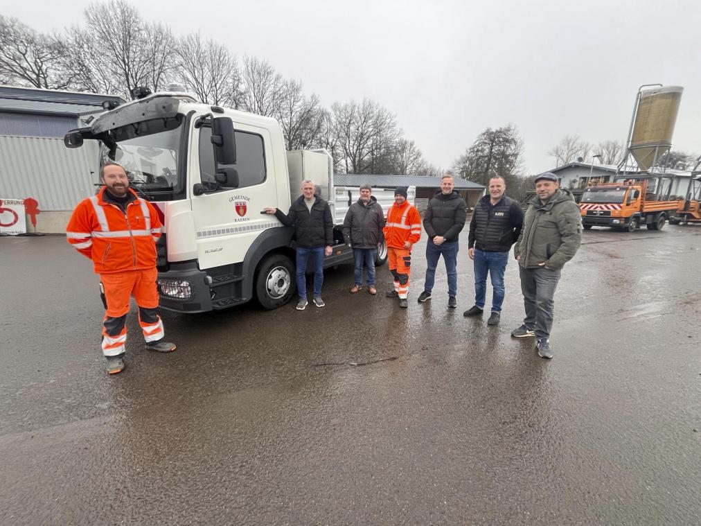 <p>Auf dem Fotozu sehen sind die Bauhof-Mitarbeiter Stefan Förster und Olivier Nyssen, Koordinator Christian Put, Geschäftsführer ATS Rauw Frederik Michels, Mercedes-Verkäufer Laurent Schmetz, Schöffe Thomas Schwenken und Bürgermeister Mario Pitz.</p>