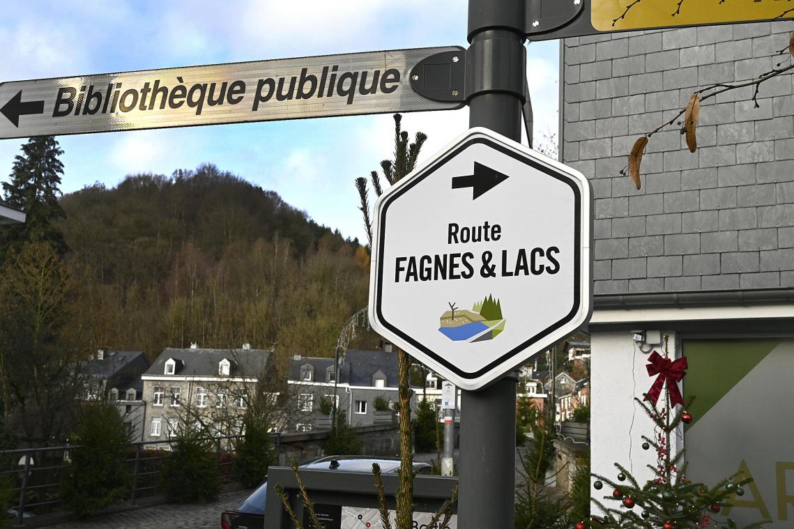 <p>Seit 40 Jahren weisen die Schilder der Ourtal-Route und der Venn- und Seen-Route den Autotouristen den Weg durch Ostbelgien. Die insgesamt 231 Schilder werden nun erneuert und teilweise ergänzt.</p>