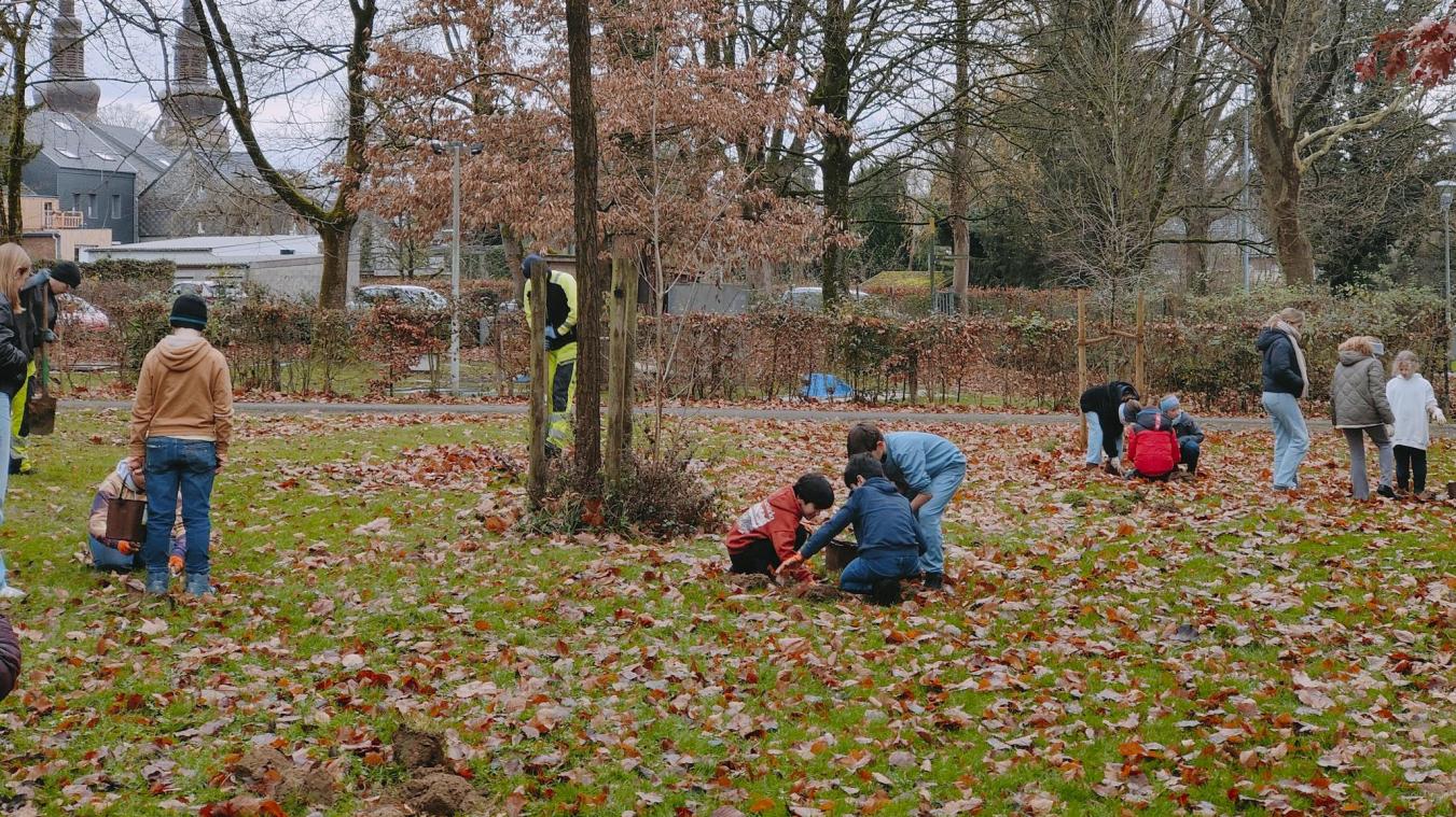 <p>Sieben Schulklassen halfen tatkräftig im Park Klinkeshöfchen und im Umfeld der Schule Kettenis.</p>