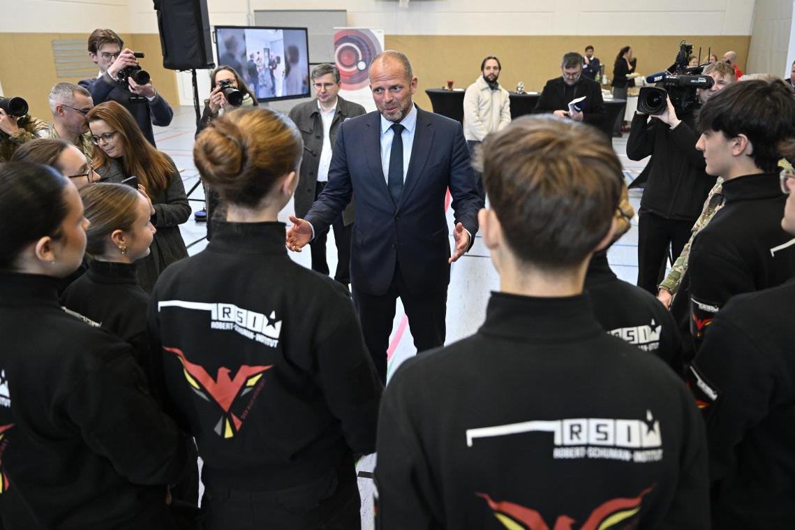 <p>„Dass ihr euch Gedanken um die Zukunft des Landes macht, ist toll“, so der föderale Verteidigungsminister zu den Schülern des Robert-Schuman-Instituts.</p>