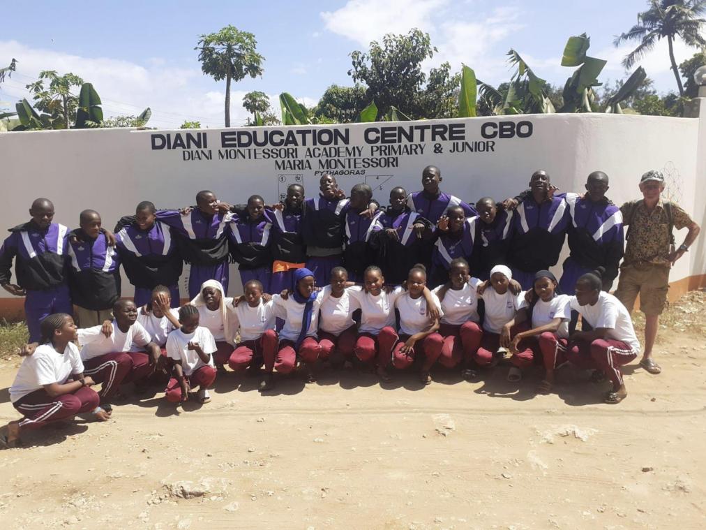 <p>Bei den Schülerinnen und Schülern der Diani Monttessori Academy in Ukunda (Kenia) war die Freude über die Spende des TSV Heppenbach groß. Ganz rechts erkennt man Aloys Bill.</p>