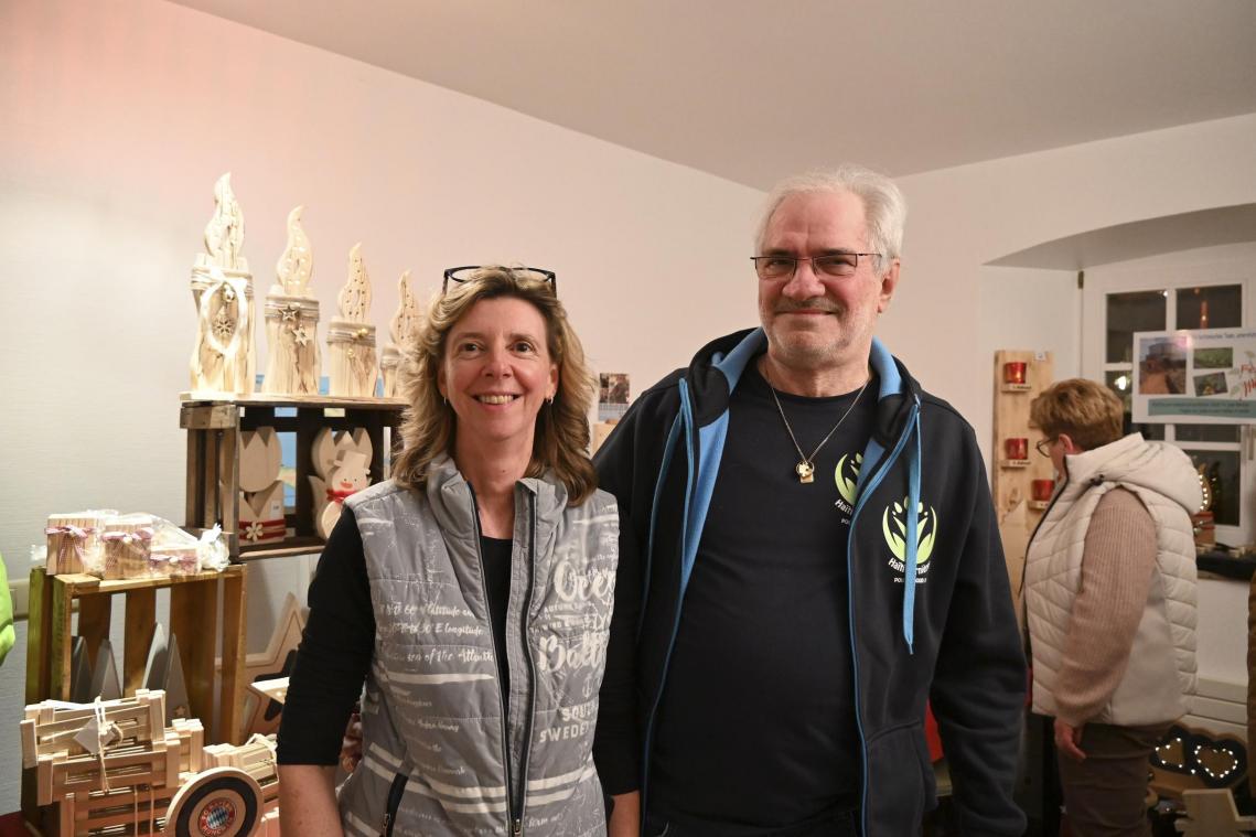 <p>Weihnachtsmarkt „Christmas Magic“ im Hof Bütgenbach: Die Vertreter der VoG „Farnières-Haiti“ verkauften Holzarbeiten von Rudi Lenges und waren mit dem Besucherzuspruch sehr zufrieden.</p>