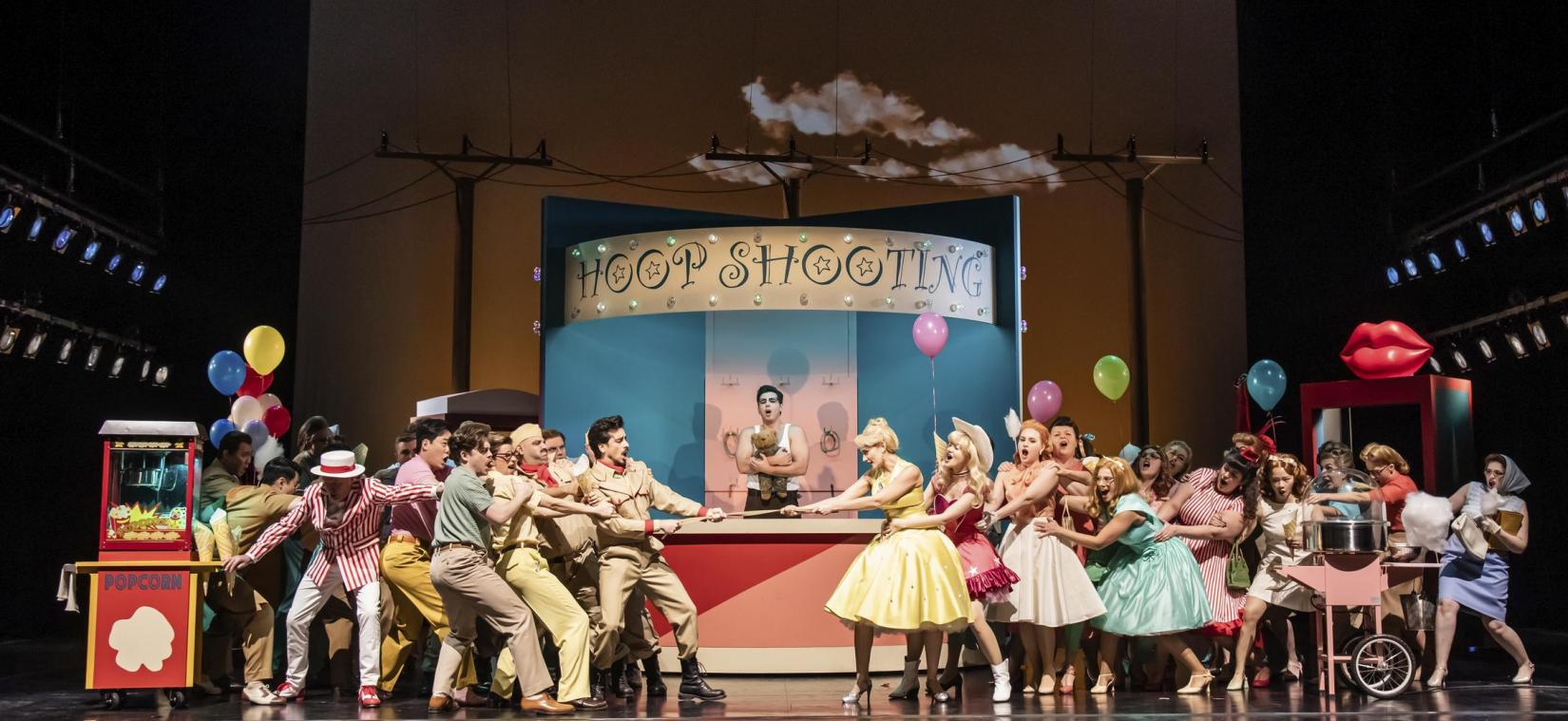 <p>Der erste Akt von „L'Elisir d'amore“ spielt in Rechis Inszenierung auf einem amerikanischen Jahrmarkt der 1950er Jahre</p>