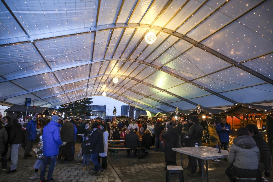 <p>Dichter Betrieb im Zelt auf dem Kirchplatz, wo Besucher bei Glühwein, Reibekuchen und Handwerkskunst zusammenkommen und die vorweihnachtliche Stimmung genießen.</p>