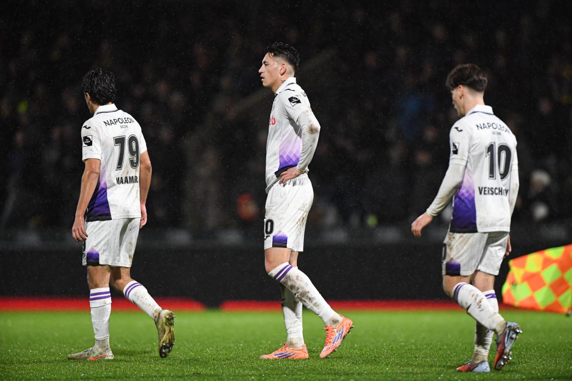 <p>Die Anderlecht-Spieler Ali Maamar, Luis Vazquez und Yari Verschaeren (v.l.) zeigten sich nach der deutlichen Niederlage gegen KVC Westerlo niedergeschlagen.</p>