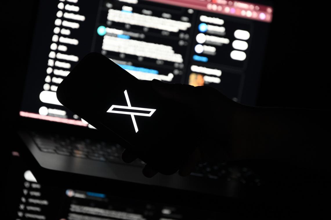 <p>Das Logo des Kurznachrichtendiensts X ist auf einem Smartphone zu sehen, das vor die Webversion von X gehalten wird.</p>