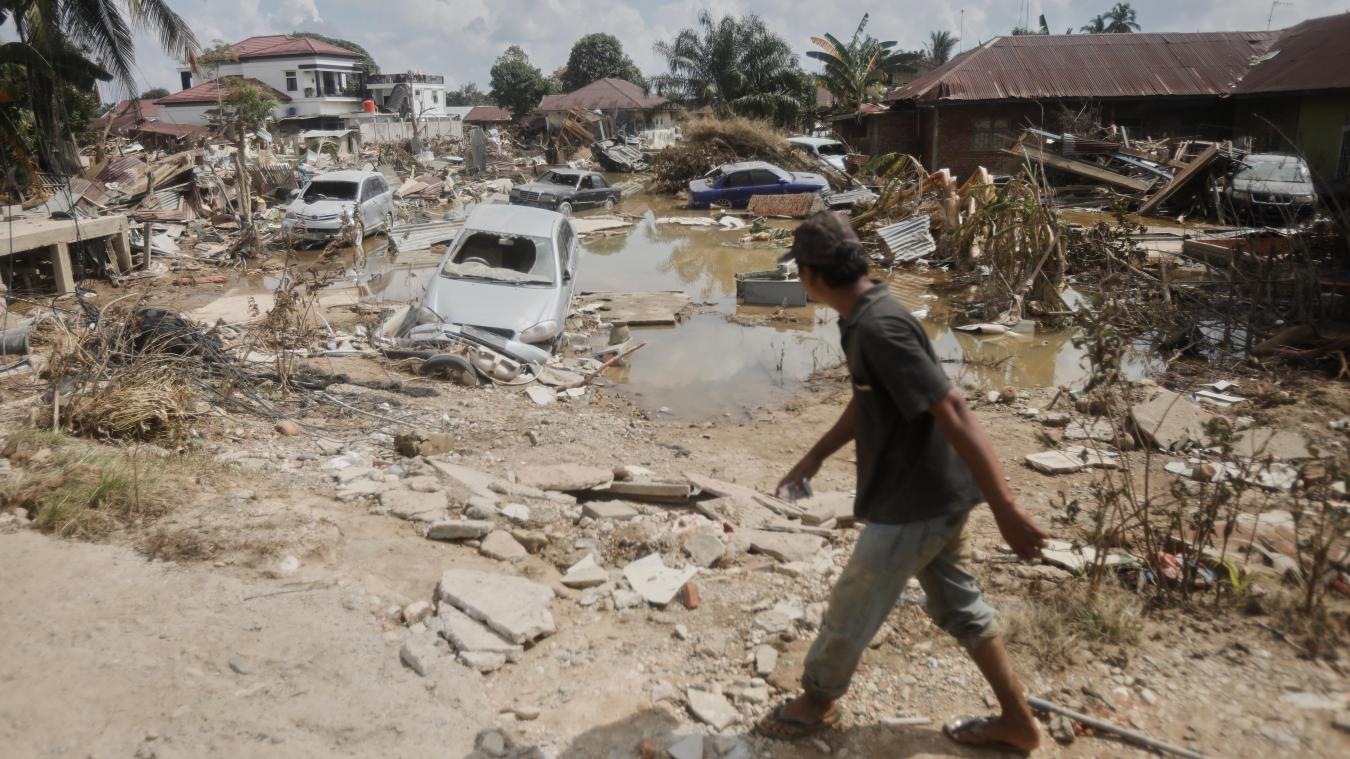<p>Autowracks liegen in einem von einer Sturzflut verwüsteten Gebiet auf der Insel Sumatra.</p>