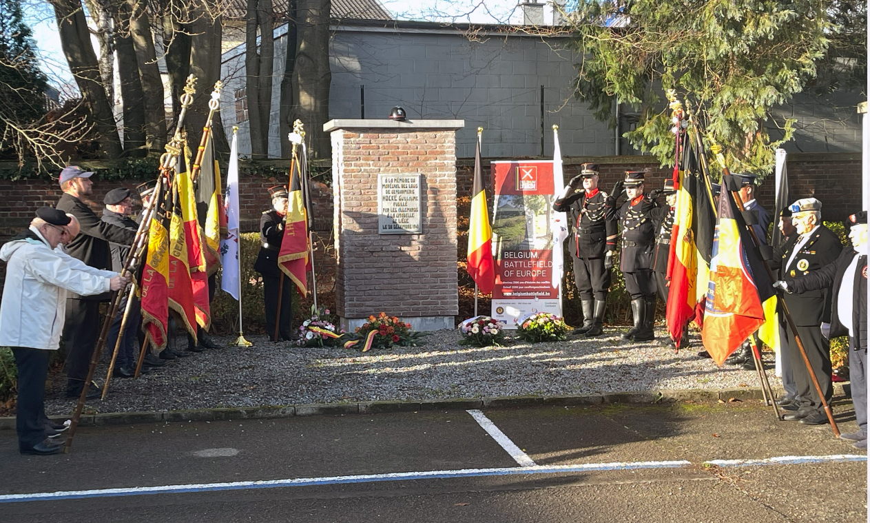 <p>Am Denkmal im Innenhof des Polizeigebäudes wurden Kränze im Gedenken an die verstorbenen Kollegen niedergelegt.</p>