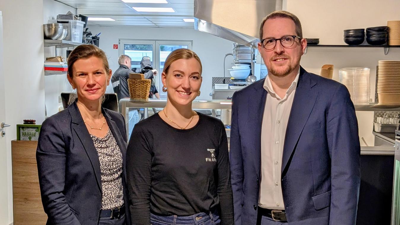 <p>Trotz leicht rückläufiger Zahlen bleibt die duale Ausbildung in Ostbelgien stabil. Auf dem Bild: IAWM-Direktorin Verena Greten, Fit ó Fago-Chefin Melina Stoffels und Minister Jérôme Franssen (v.l.).</p>