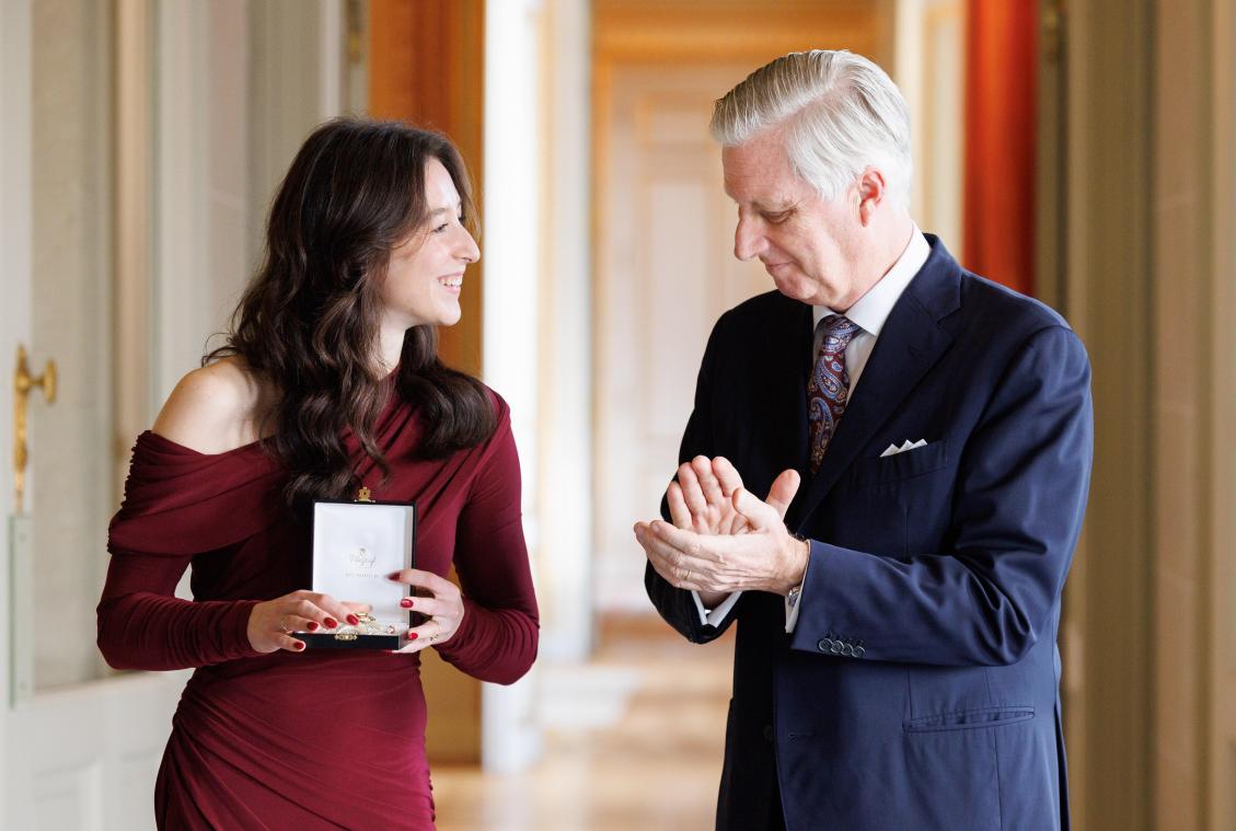 <p>Nina Derwael und König Philippe bei der Auszeichnung im Schloss Laeken</p>