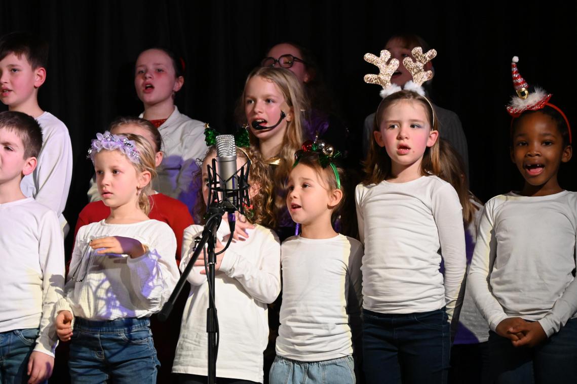 <p>Mit Gesang und Schauspiel bringen die Kinder die Geschichte um Advent und Zusammenhalt auf die Bühne.</p>