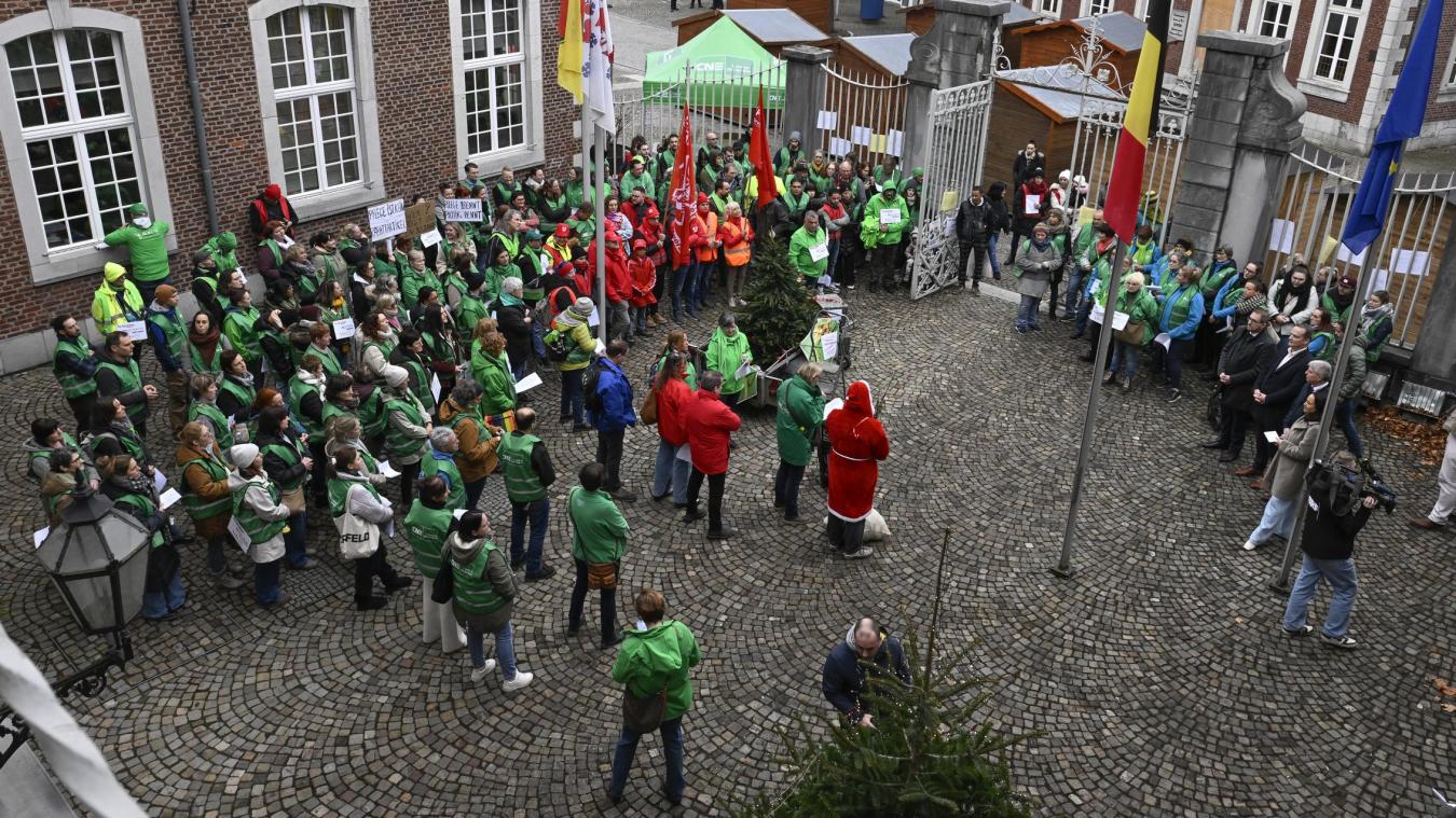 <p>Zahlreiche Betroffene aus dem nicht-kommerziellen Sektor (NKS) protestierten am Mittwochnachmittag vor dem Regierungsgebäude in Eupen.</p>
