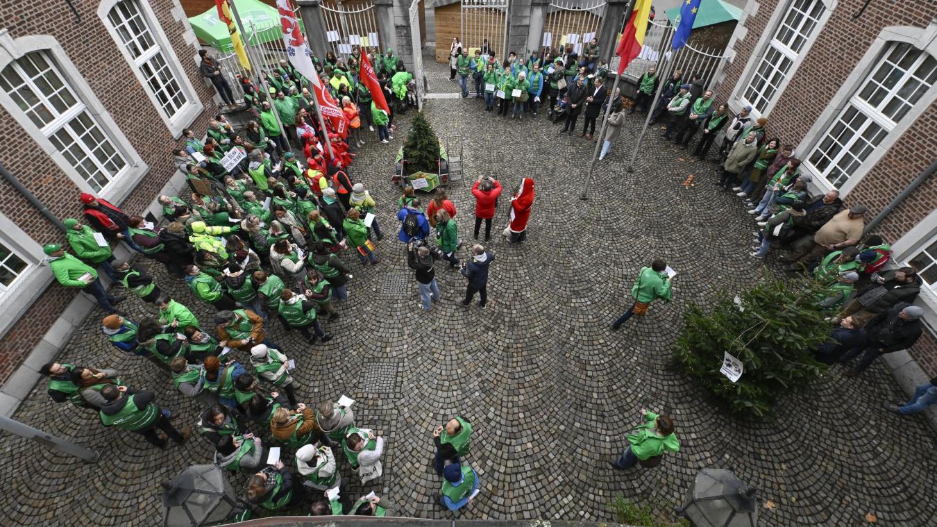 <p>Mit Ratschen und Trillerpfeifen demonstrierten rund 200 Beschäftigte des nicht-kommerziellen Sektors vor dem Regierungsgebäude in Eupen und forderten mehr Anerkennung sowie bessere Arbeitsbedingungen.</p>